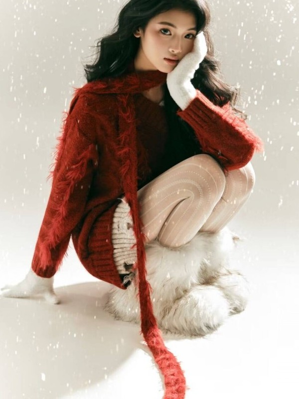 2025 New Red Sweater Art Photo - огляд і ціна Photography Of The Year